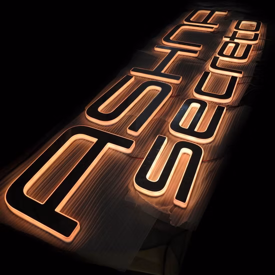 Изготовленные на заказ модные вывески RGB с акриловой светодиодной подсветкой для витрины магазина